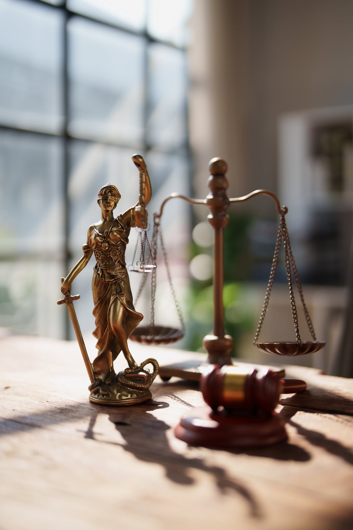 Lady Justice statue with scales and gavel representing legal fairness and damages calculation